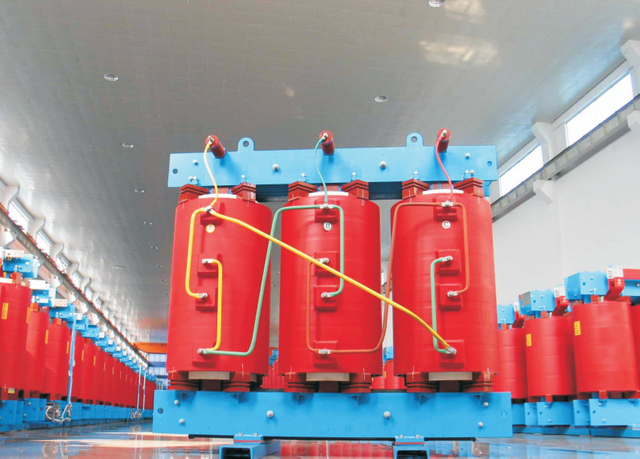 35 -kV -Triebtransformator im Innenrahmen mit dem Last -Lastwandler